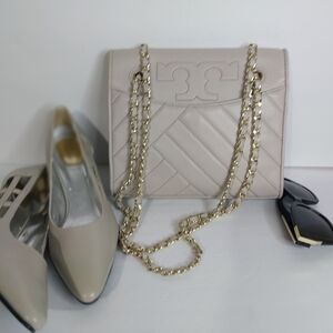 TORY BURCH Chic Cream Shoulder Bag with Gold Chain